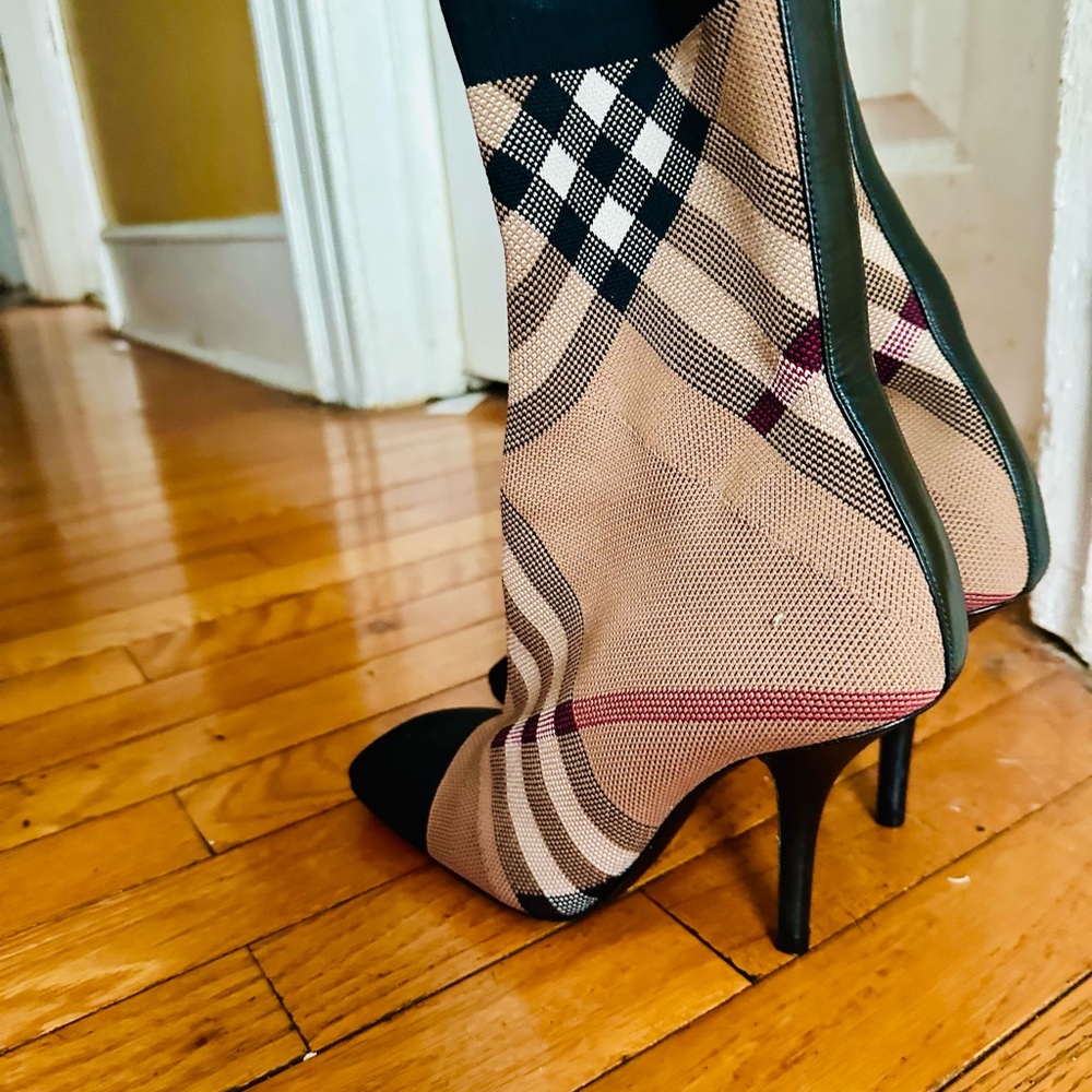 Burberry Black and Tan Women's Heels - Picture 7 of 7